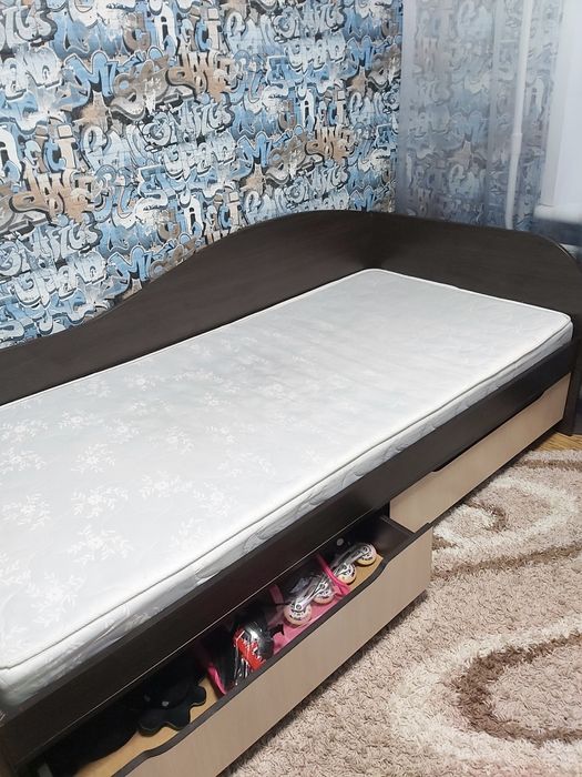 Кровать  з матрасом.