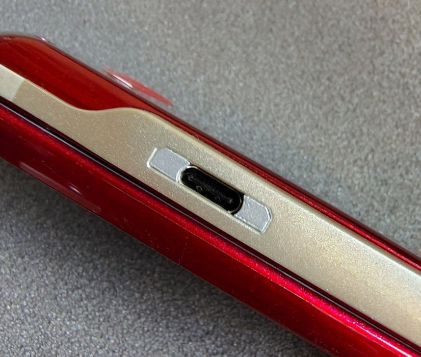 Ігрова потративна консоль PSP Go