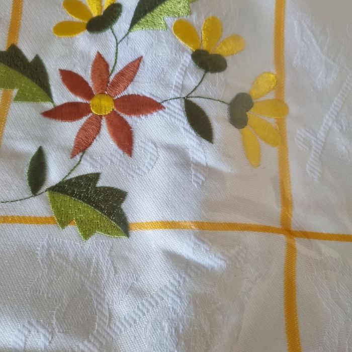 Toalha de mesa branca e amarela