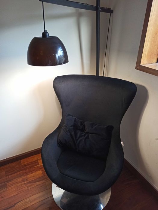 Poltrona VidaXL + Candeeiro Preto. Excelente estado! Preço INCRIVEL!
