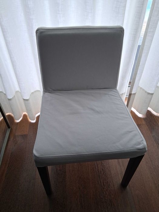 Vendo cadeiras com tecido branco ajustável e lavável