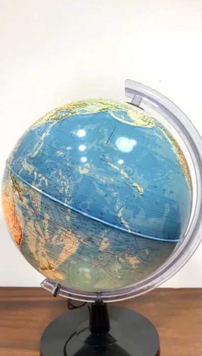 Globo terreste iluminado.