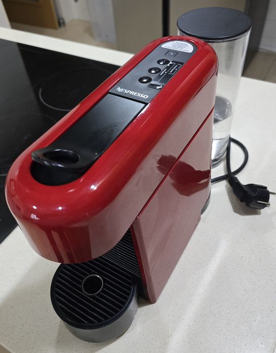 Máquina café Nespresso Essenza Plus

Cherry Red