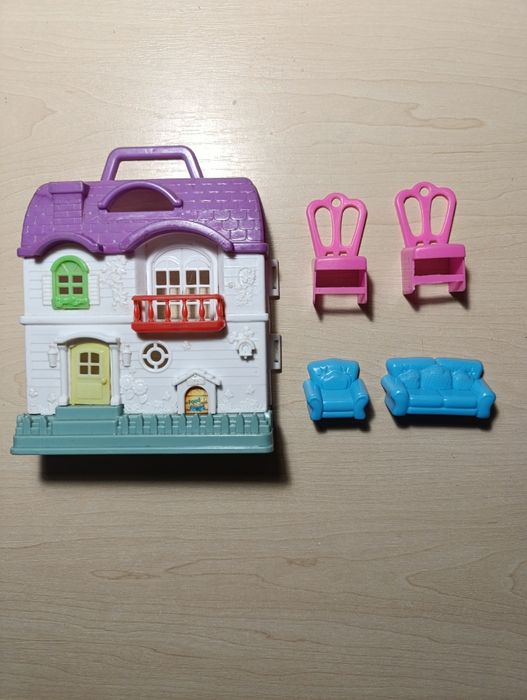 Маленька мебель та будиночок