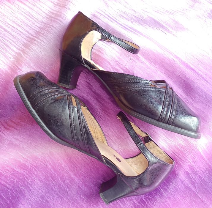 Czarne buty damskie na stabilnym obcasie,z paskiem.