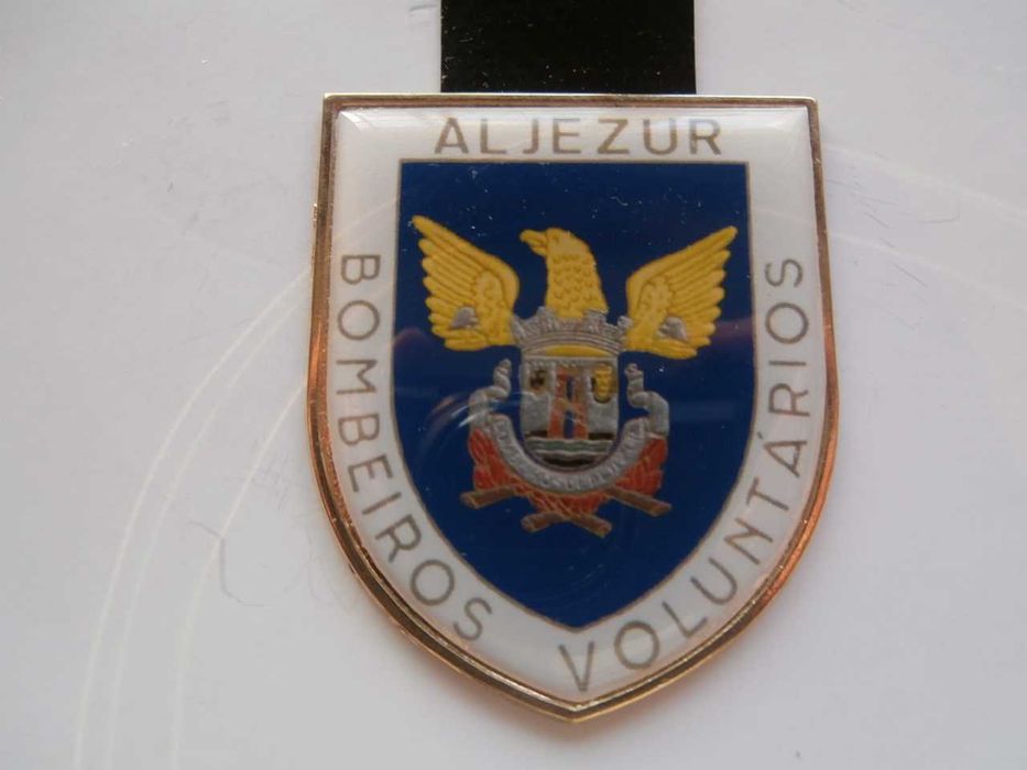 Vários crachás de bombeiros