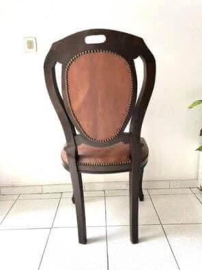 Fautaile e Cadeira, ao estilo romântico, em mogno, estofado a pele