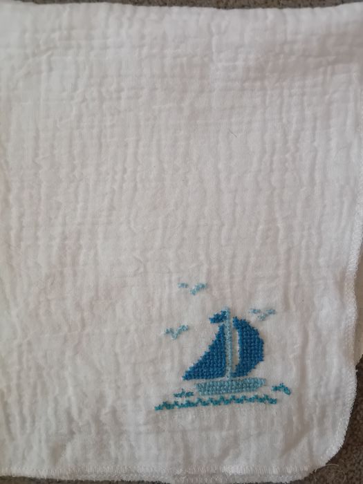Fralda bordada a ponto de cruz personalizadas