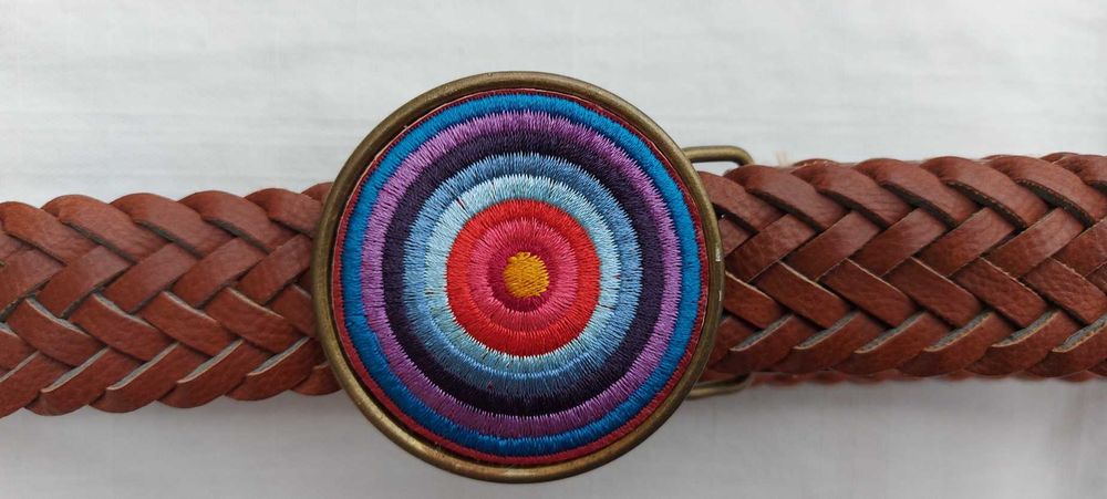 Desigual Pleciony pasek rzemykowy brązowy kolorową klamrą etno boho