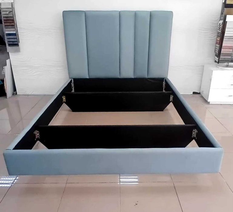 Cama de casal estofada em ton azul com estrado em metal e colchao