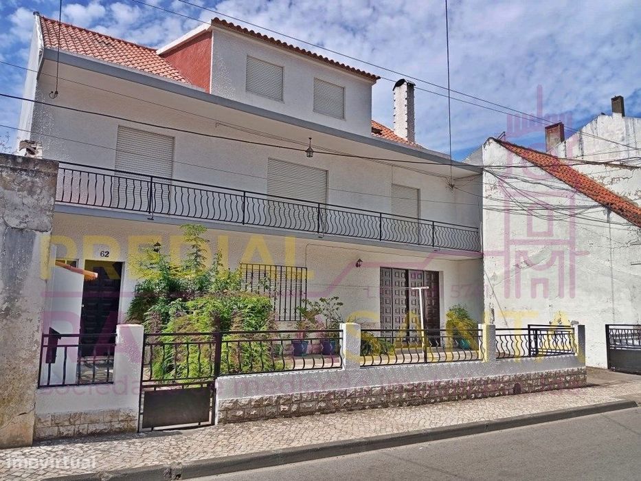 Detached House with Land in the Center of Alpiarça, Santarém.