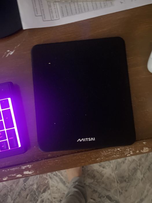 Vendo teclado ,rato da razer com um tapete um monitor que custou muito caro colunas ps4 com led com cabos para os comandos um e a parte que eu paguei