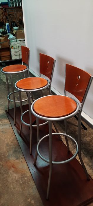 Bancos altos em ferro e madeira para cafe pastelaria