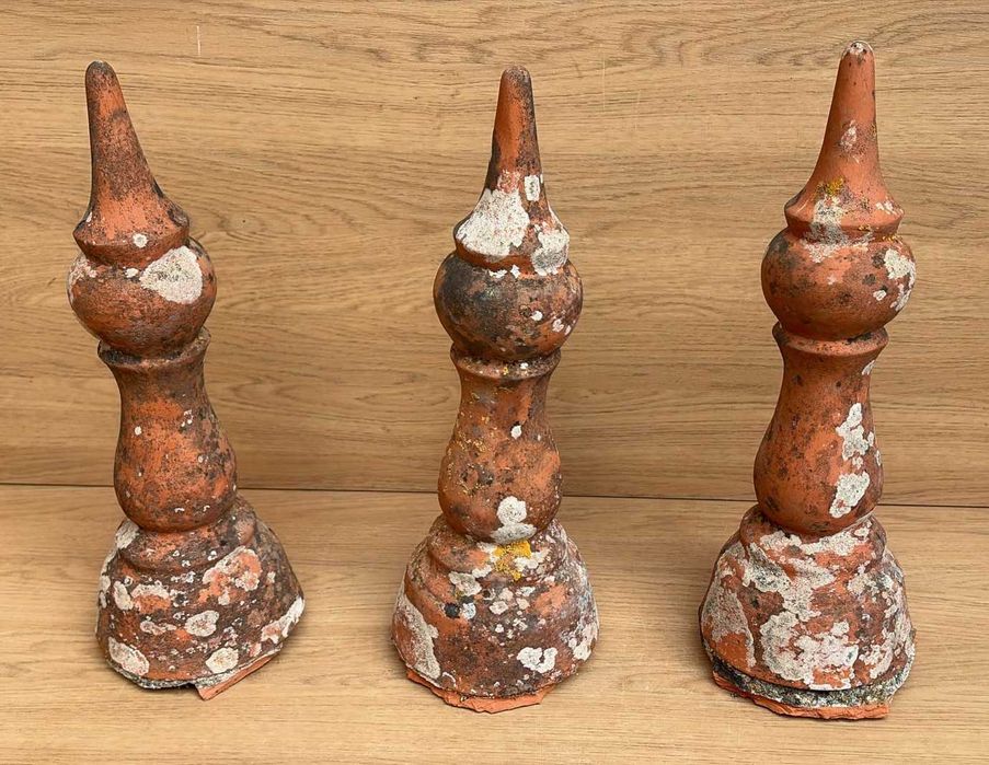 Pináculo antigo em barro para ornamentação de telhado