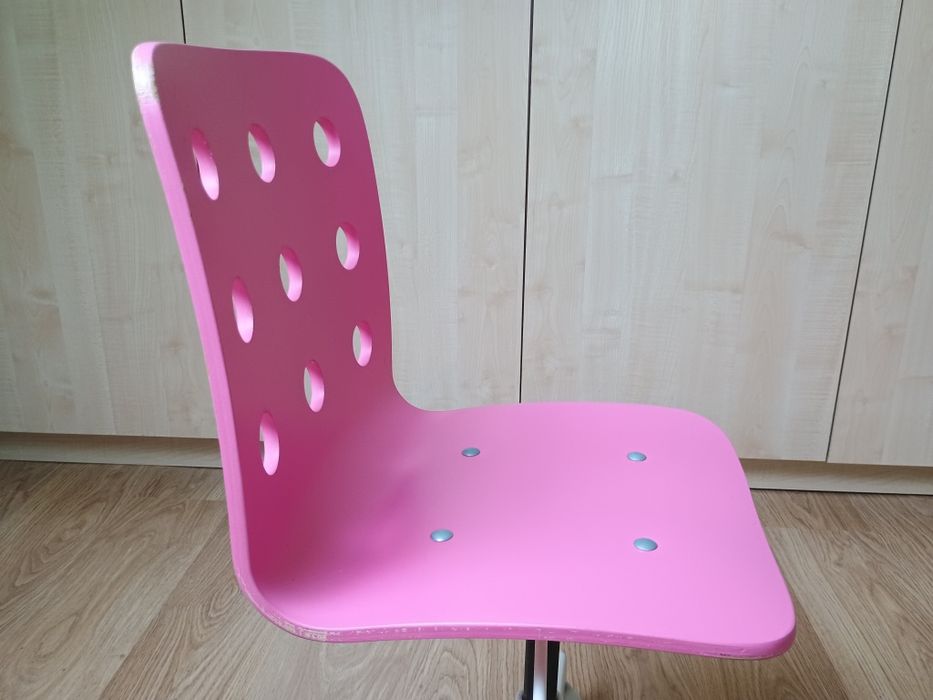 Krzesła obrotowe Ikea Jules niebieskie i różowe.