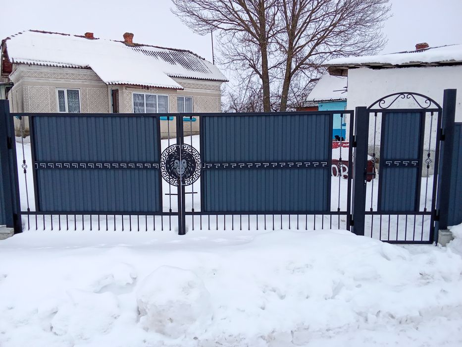 Ворота розпашні металеві.