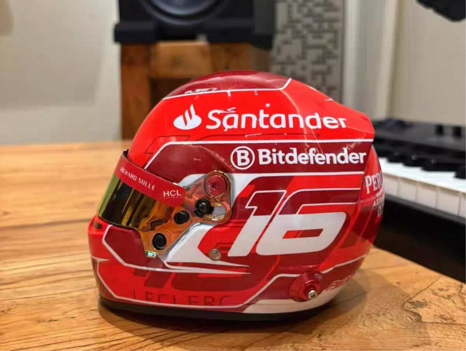 Capacete F1 Max Versttappen tamanho 1:2, para expositor