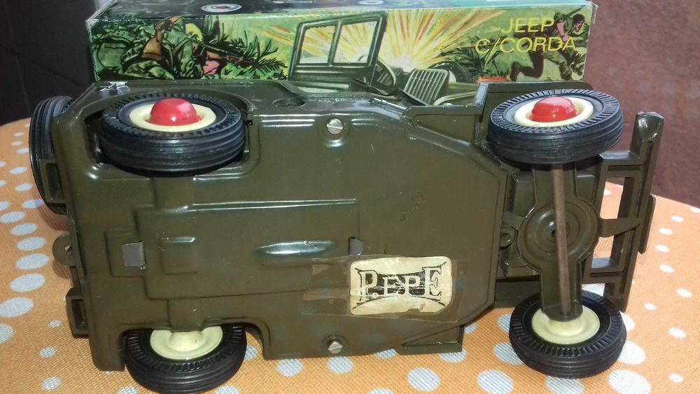 Brinquedo da Pepe Jato Jeep Willis primeira versão cor castanho [ colecionadores ]