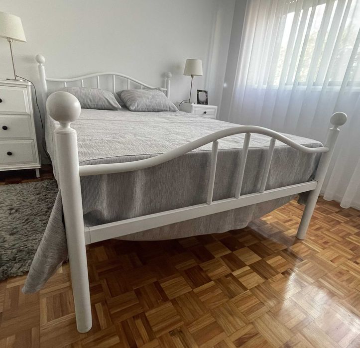 Cama de casal antiga  em ferro com estrado