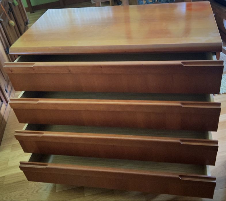 Cómoda com revestimento em cerejeira