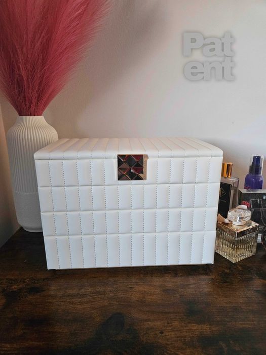 Duża biała pikowana szkatułka na biżuterię 4 poziomy z lusterkiem