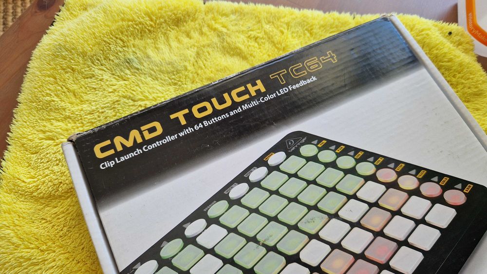 Controlador DJ Behringer CMD touch 64.