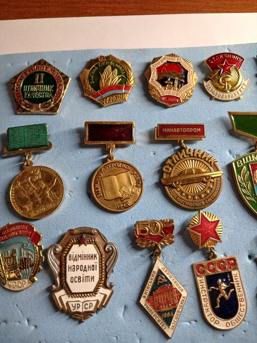 Продам значкі разние.