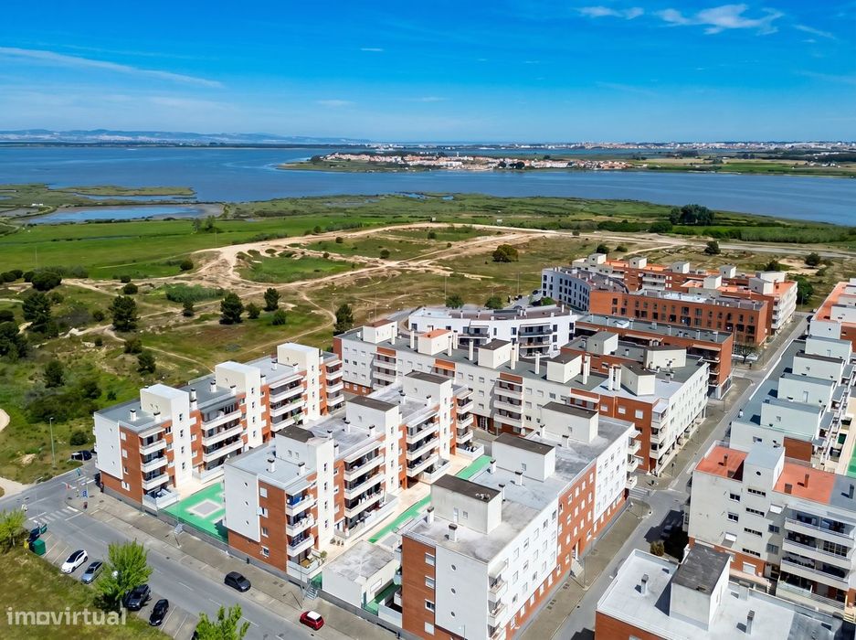 T2 com garagem, varanda e ar condicionado em Alhos Vedros