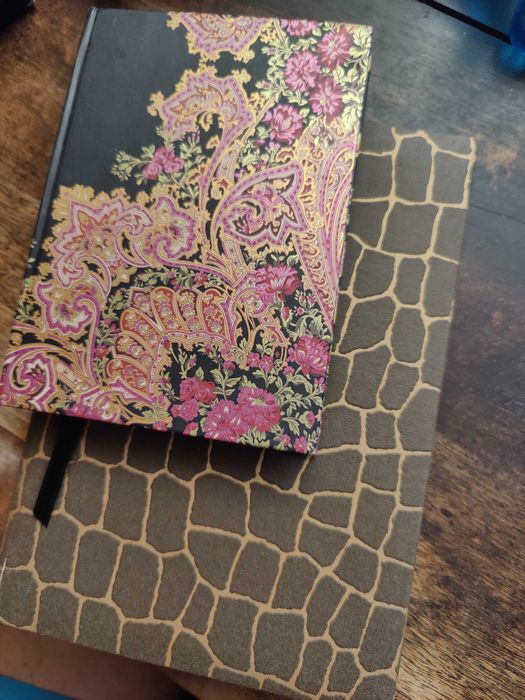 Цена за Два Новых Стильных Блокнота 21х15 и 15х11 см