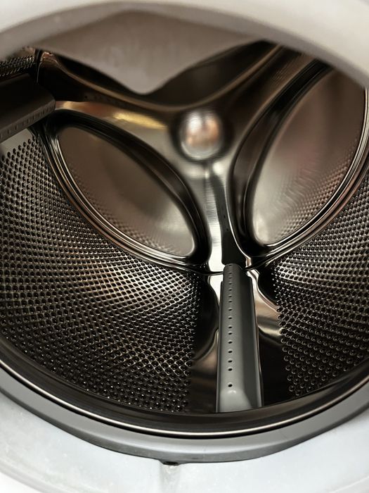 Продам стиральную машинку 9 кг Whirlpool AWOE 9558