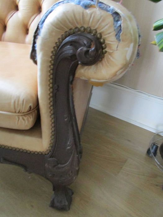 Sofá individual em pele, cabedal e madeira maciça trabalhada, poltrona a precisar de restauro
