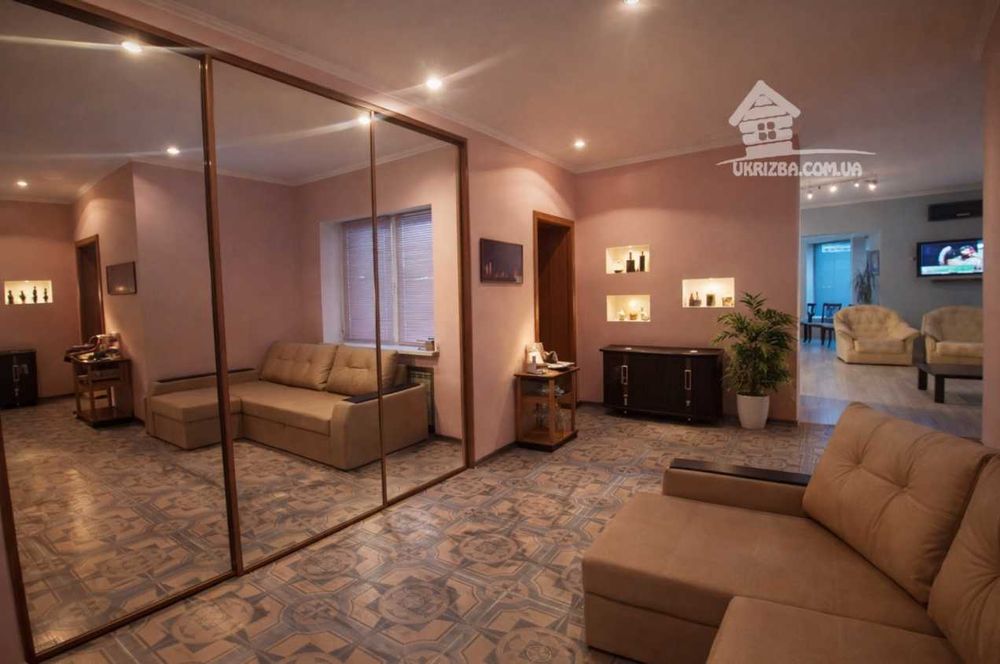 Дом 250 кв. Большой бассейн с подогревом, сауна, бильярд, генератор