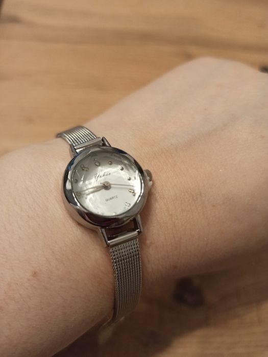 Kwarcowy zegarek damski kolor srebrny