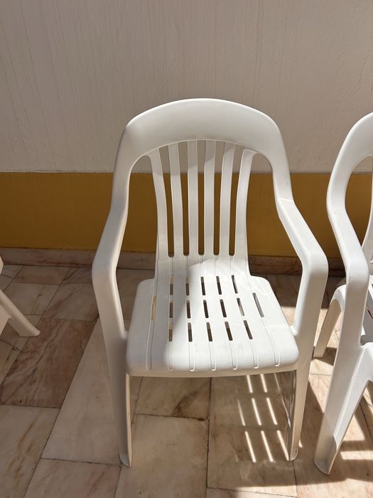 Duas cadeiras de  plástico resistentes