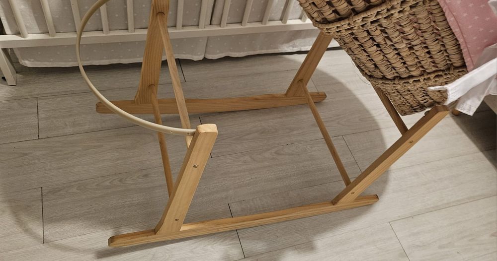 Alcofa com colchao e  base