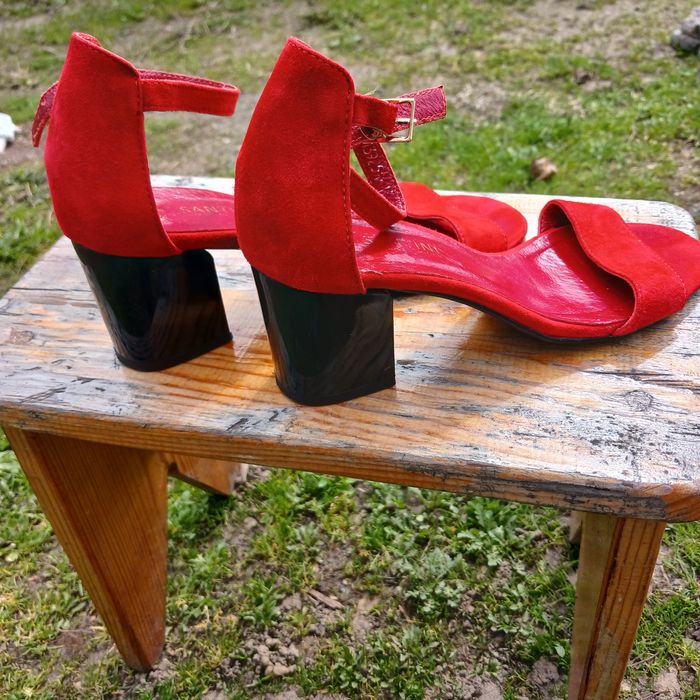 Босоніжки, червоні