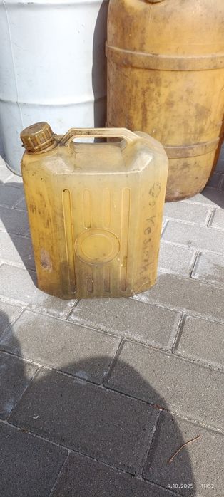 Zestaw pięciu pustych beczek