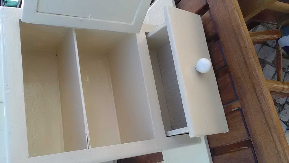 Dois pequenos móveis antigos recuperados