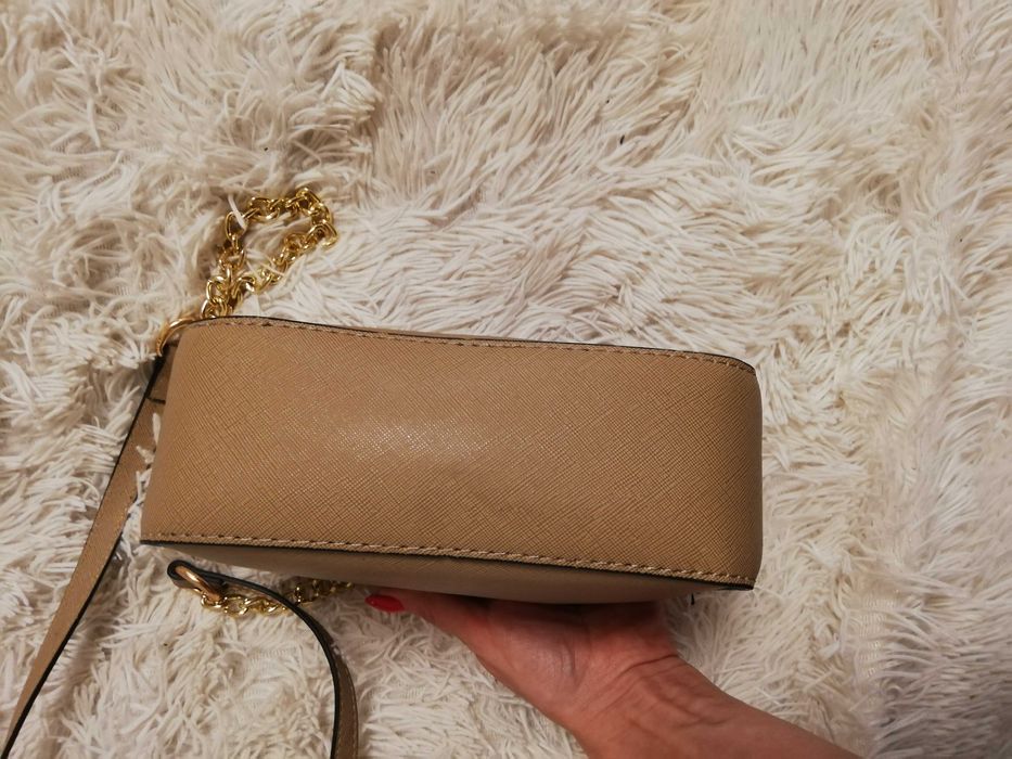 torebka Guess beżowa na łańcuszku