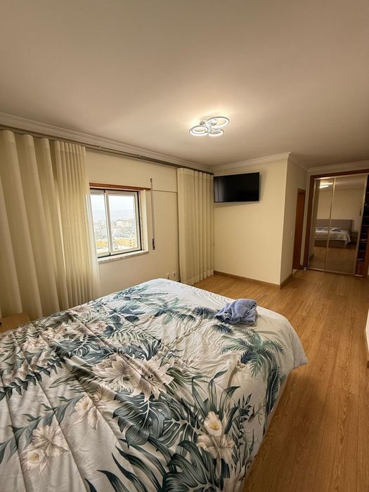 Alugo quarto em Loures