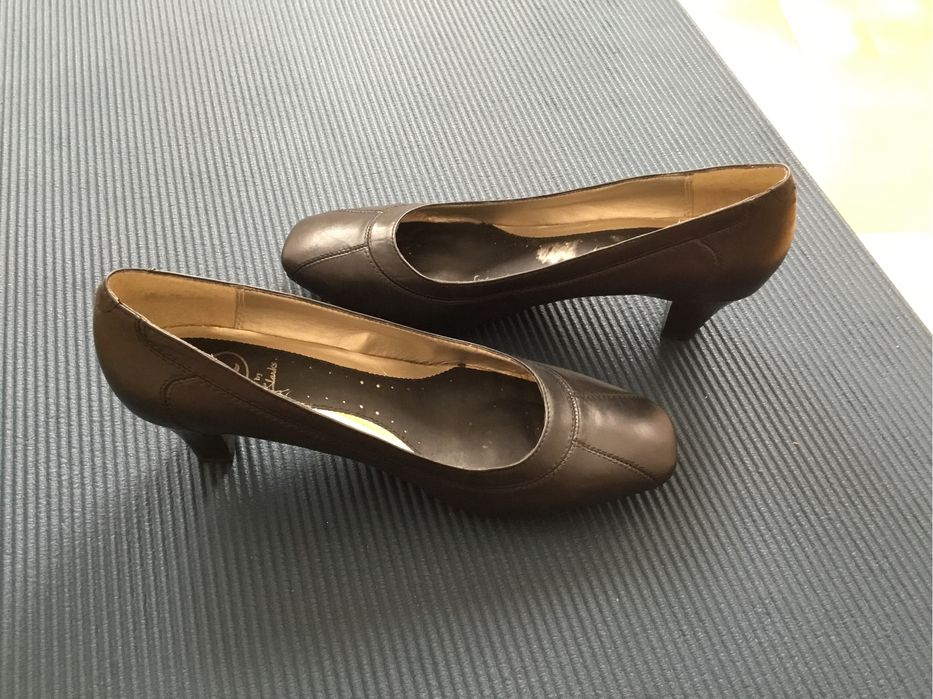 Skórzane buty na obcasie z Clarks