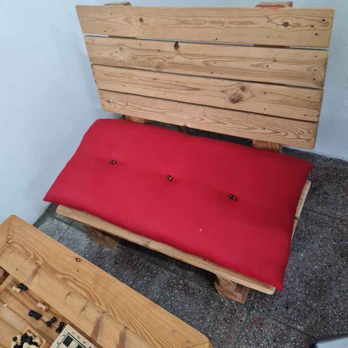 Conjunto mesa d jogos com 2  sofas