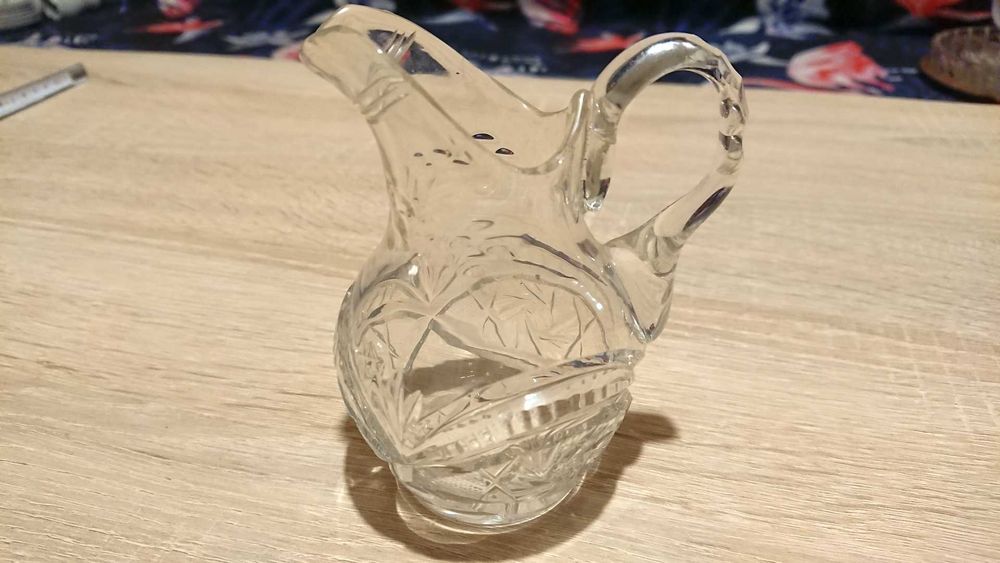 PRL. Mały dzbanek szklany.