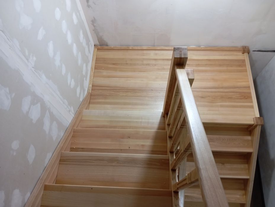 Дерев'яні сходи.
