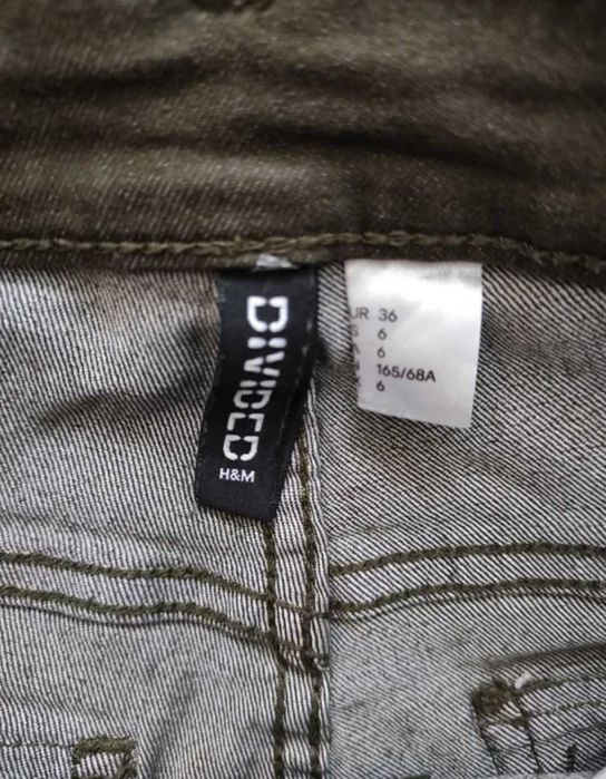 Zielone spodnie rurki khaki z wysokim stanem h&m
