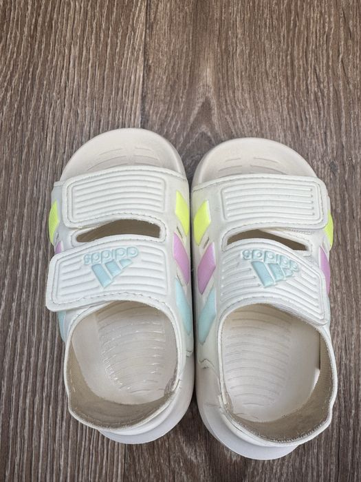 Босоніжки adidas 21 розмір ідеальний стан