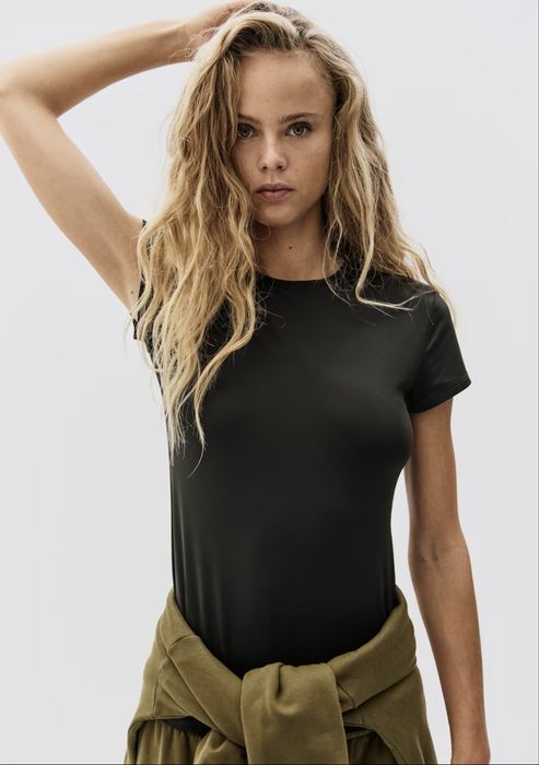 Футболка з мікрофібри H&M у стилі skims