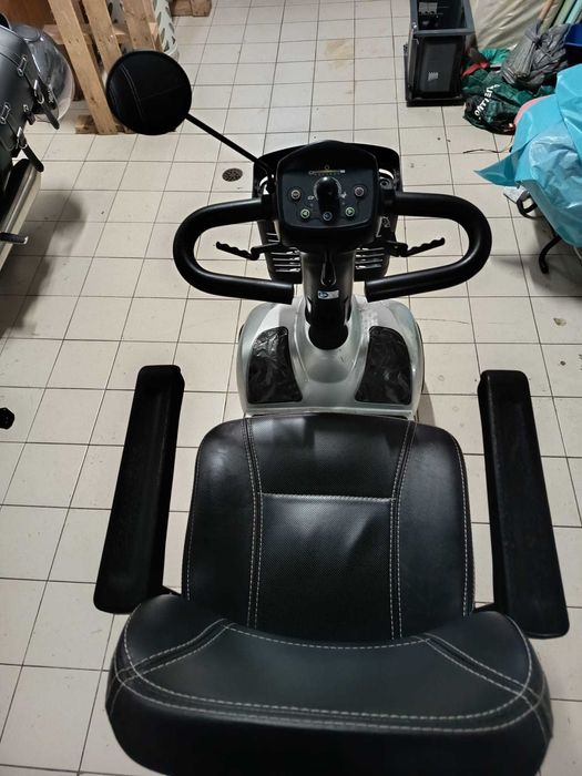 Scootter elétrica para pessoas com mobilidade reduzida em bom estado