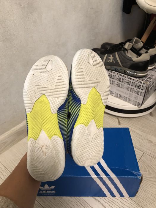 Футзалки adidas.