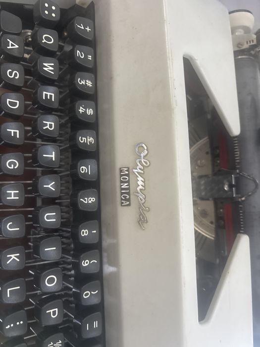 Maquina de escrever antiga /Olympia-Monica